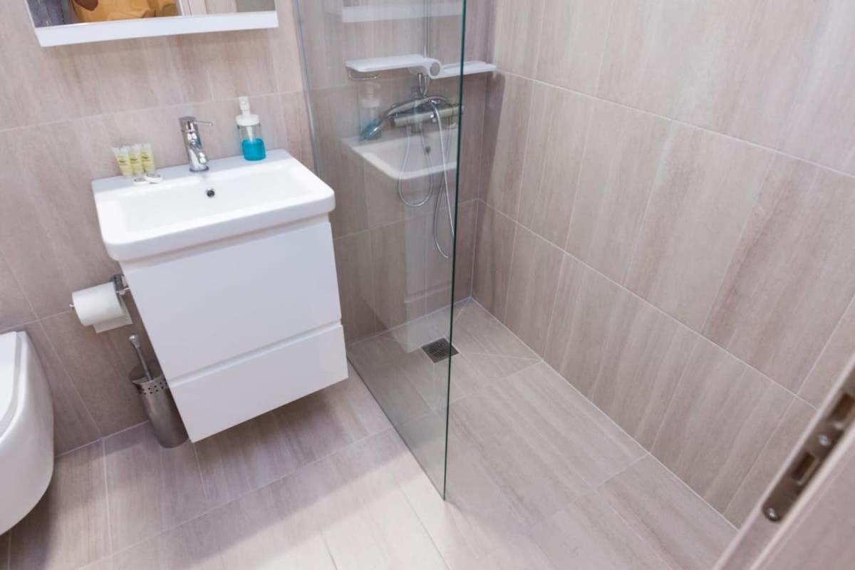Brand New 2 Bedroom Haven Apt In Galatsi Atenas Exterior foto